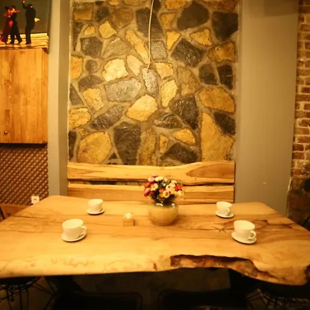 Little Ganj Suites Отель